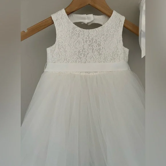 David’s Bridal flower girl dress style RK1368 size 2T soft white basket included - Picture 3 of 10